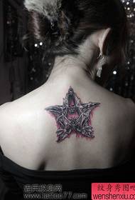 Patrón de tatuaje de pentagrama de murciélago de espalda hermosa