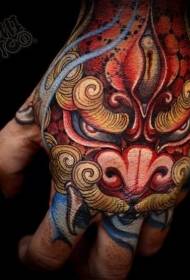 Mano de estilo asiático color fantasía león león tatuaje patrón