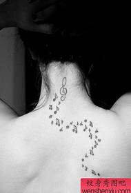 Djevojka na leđima lijepo izgleda uzorak tetovaža note