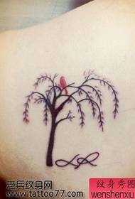 Populárny vzor tetovania vtákov na chrbte totemu