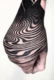 Ultralsort element i en gruppe utenlandske tatovører som håndsvart tatovering virker mønsterverdsettelse