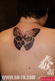 一幅男性背部骷髅蝴蝶纹身图案