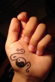 Hand schwaarz a wäiss Yin an Yang Klatsch Symbol Tattoo Muster