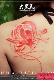 E Meedchen zréck schéi Tënt Molerei Lotus Tattoo Muster