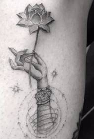 Ang tattoo sa Europe ug Amerikano nga tattoo, lalaki nga baka, kamot ug lotus nga litrato sa tattoo