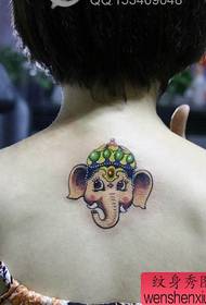 मुलीच्या पाठीवर लहान लहान हत्तींचा टॅटू