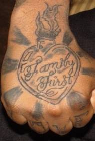 Hånd tilbake sakramentfamiliens første tatoveringsmønster