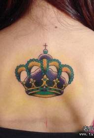 Vackert retro krona tatuering mönster för flickor tillbaka