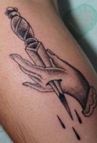 Jarret de garçon au point noir épine simple ligne main et image de tatouage de poignard