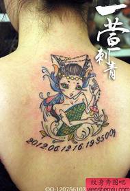 Simpatična majhna tetovaža dekliškega zmaja na hrbtu deklice
