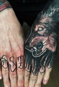 Bruna timiga kapo de lupo-tatuo sur la dorso de la mano