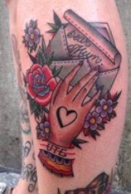 Dívka nohy malované kreativní dlaněmi a písmeny tetování obrázky