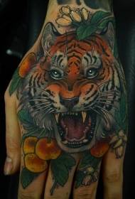 Torneu a la mà el nou tigre de color escolar amb un tatuatge de baies