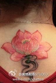 Татуировка розового лотоса на спине девушки