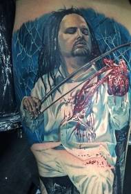Čovjek u stilu horora u boji ramena s krvavim uzorkom tetovaže ruku