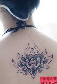 Nainen takaisin lotus tatuointi työtä