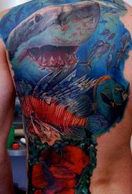 Салқын жартылай акулалармен татуировкасы бар ерлер