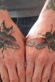 Hand zréck schwaarz Insekt Tattoo Muster