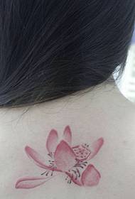 sievietes muguras lotosa tetovējuma modelis