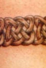 Rankos rudos varinės grandinės dekoratyvinis tatuiruotės raštas