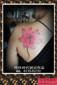 Flickans rygg axlar ser bra rosa lotus tatuering mönster