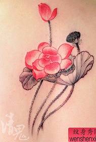 Die pragtige kleur van die lotusblom tatoeëerpatroon agterop van die meisie