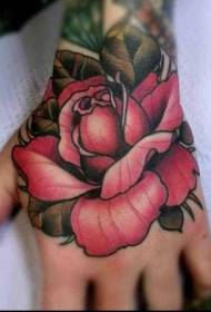 Fin rosa rosetatovering på baksiden av hånden