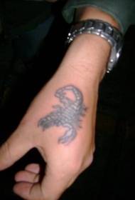 Ручная белая татуировка среднего скорпиона