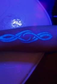 Rankos genties totemų fluorescencinis tatuiruotės modelis
