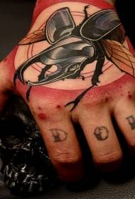 Aarm faarweg Ronn mat Insekt Tattoo Muster
