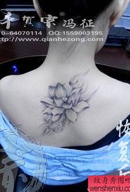 Leđima djevojke izgleda prekrasan crno sivi uzorak tetovaže lotosa