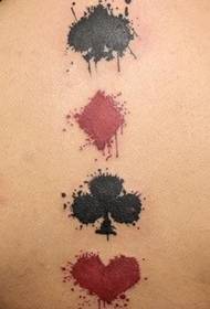Le dos des filles joue aux cartes de pique coeurs rouges motif de tatouage pièce prune