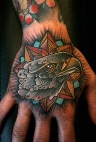 Rokas muguras melnā vecā skolas ērgļa iemiesojums ar zvaigznēm tetovējuma zīmējumu