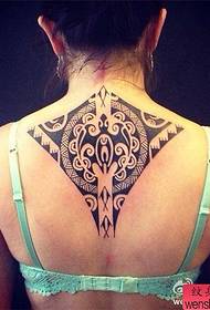 Nainen heimo totem takaisin tatuointi toimii