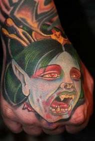 Braço cor vampiro mulher rosto dos desenhos animados tatuagem padrão
