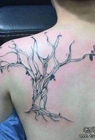 Красиво популярна татуировка на дърво тотем на гърба