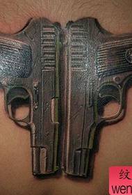 un modello di tatuaggio con la pistola sul retro dell'arma