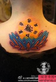 女生背部漂亮流行的彩色莲花纹身图案