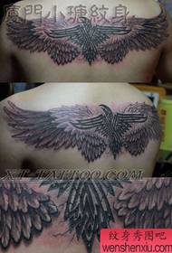 Vīriešu muguras populārais klasiskā spārnu tetovējuma modelis
