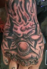 Padrão de tatuagem de palhaço bravo na parte de trás da mão