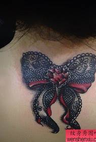O padrão de tatuagem recomendou o padrão de tatuagem nas costas de uma mulher