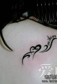 Piccoli tatuaggi di totem a forma di cuore sul retro freschi