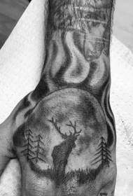 Hånd tilbake svart nattskog med elg silhuett tatovering mønster