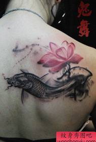 As costas da menina são bonitas e populares padrão de tatuagem de lótus de lula de tinta