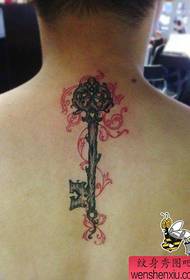 Berniuko nugaros populiarus klasikinis raktų tatuiruotės modelis