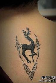 Дівчина назад популярний візерунок татуювання фауна тотем