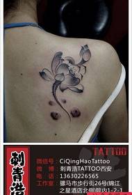 Vrouwelijke rug schouders populaire mooie inkt lotus tattoo patroon