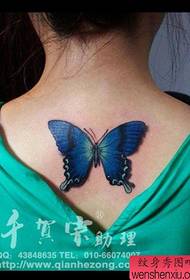 Gyönyörű színes pillangó tetoválás minta népszerű a lányok hátán