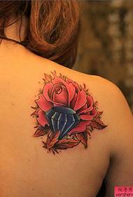 образец за тетоважа со грб на дијаманти од задниот дел од роза
