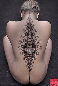 Žena kreatívne tetovanie späť